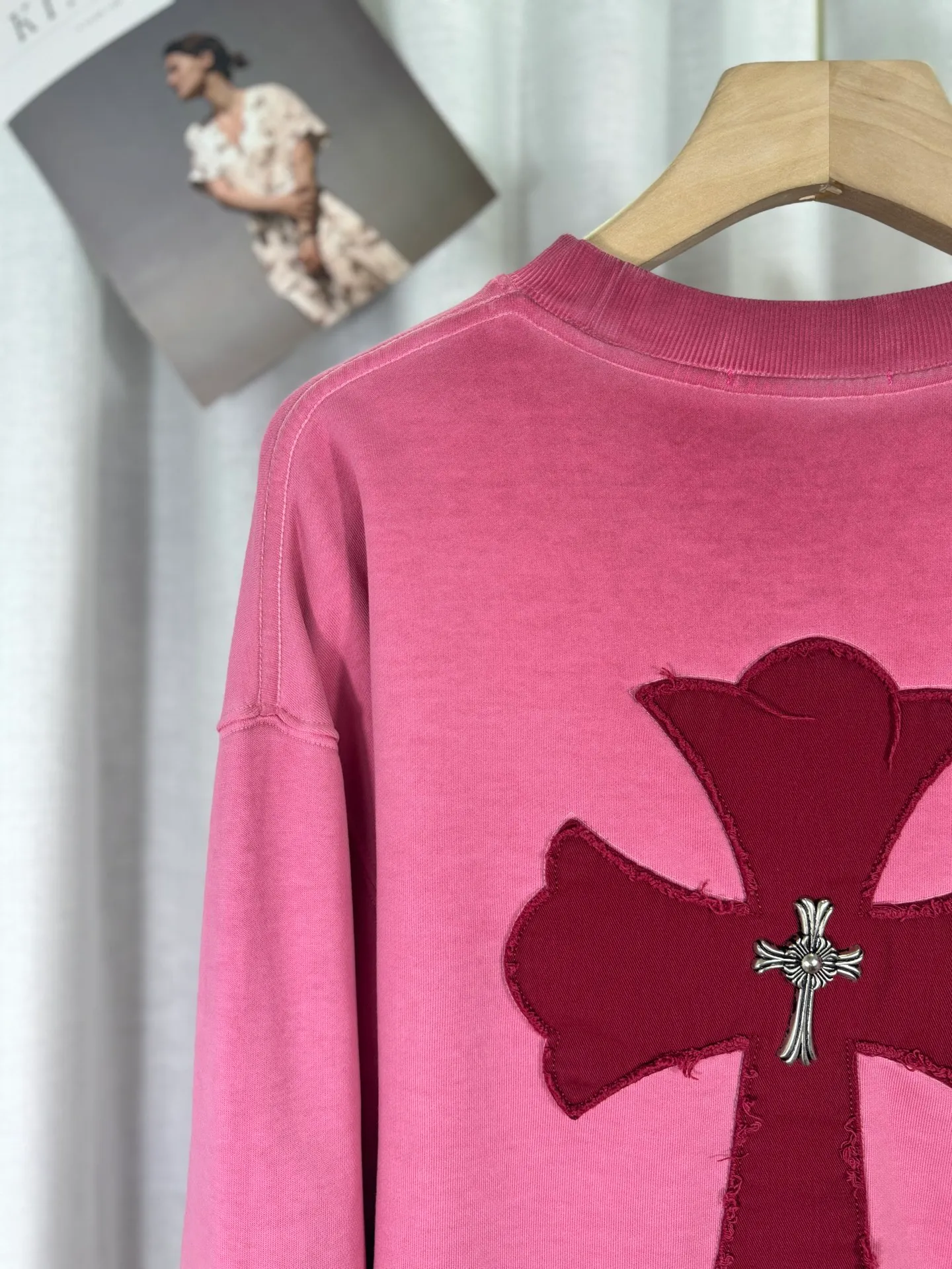 P280 top version, real shot without P, ​​different from market currency) 𝗖𝗵𝗿𝗼𝗺𝗲 𝗛𝗲𝗮𝗿𝘁𝘀/Cro Heart 2025 washed patch embroidery autumn and winter new original single counter American laser burnt 3D three-dimensional color embroidery couple casual sweatshirt 👑The highest version! Customized fabric 430g tripe terry fabric! American acid-washed and distressed original fabric laser burnt ✟appliqué embroidery and exquisite embroidery of letters! The best-selling model in the counter, very comfortable to wear. Accessories: original molded and authenticated collar label➕100% silk wash label. Genuine purchase-grade original hangtag➕matching hanging rope➕3D hanging beads➕original packaging bag. Craftsmanship: The original version has consistent wiring! The highest version of the armhole matching technique! Color: Red Black Size: S M L XL Style No.: 25-311
